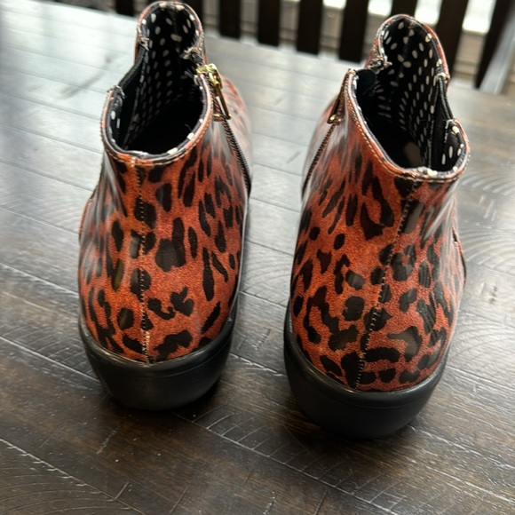 Beautiful leopard Alegria ankle boots zip up women’s 11 - Picture 3 of 6